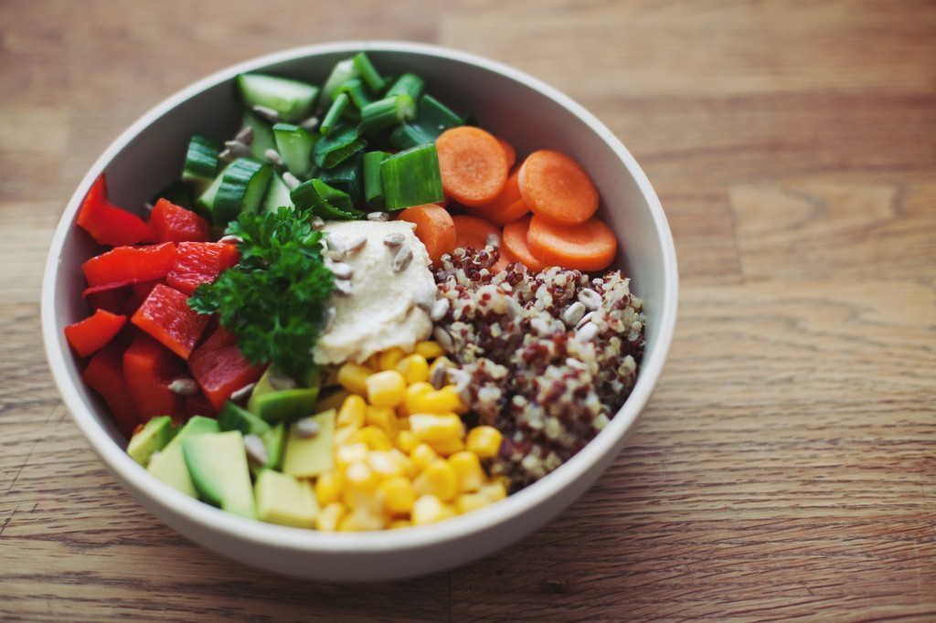 Living The Healthy Choice // Basic Veggie Bowl
