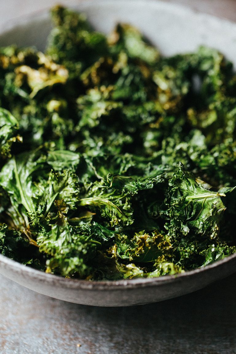 Living The Healthy Choice // Kale Chips